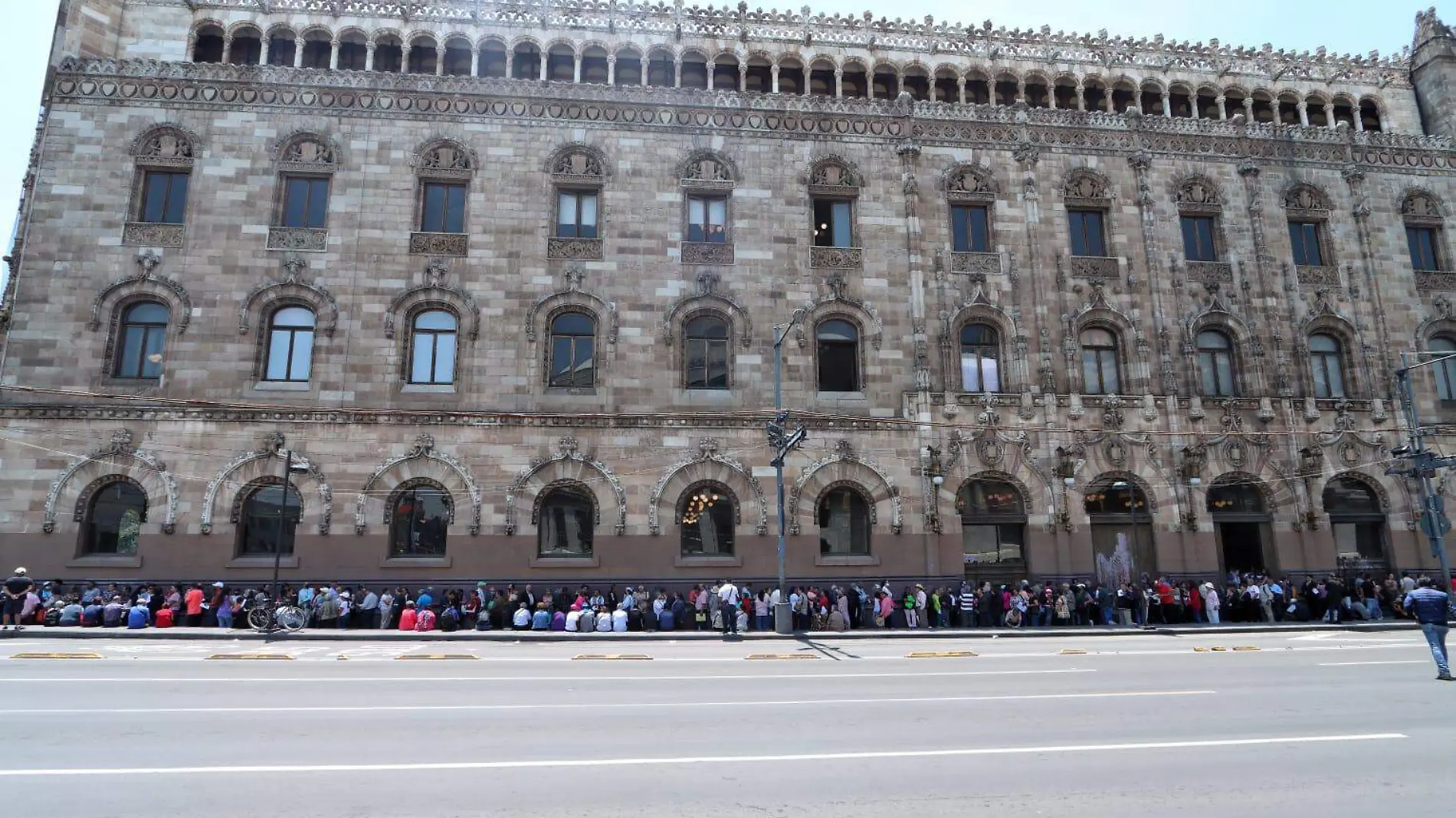 En la sucursal del Banco del Bienestar del Palacio Postal ubicado en la esquina de Eje Central Lázaro Cárdenas y la calle de Tacuba. FOTO ROBERTO HERNÁNDEZ  (14)